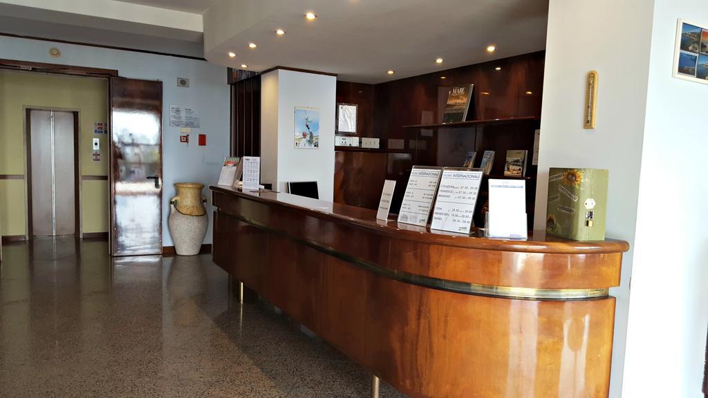 Hotel Internazionale Torri Del Benaco Exterior photo